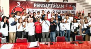 Relawan Kris Dayanti Ambil Formulir Pendaftaran Penjaringan Calon Wali Kota Batu 