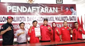 Jum’at Legi Penuh Keberkahan Suwito Kembalikan Berkas Ke DPC PDIP Batu