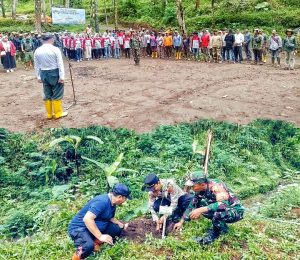 Dengan Semangat Pelestarian Lingkungan Pemdes Tlekung Gelar Reboisasi